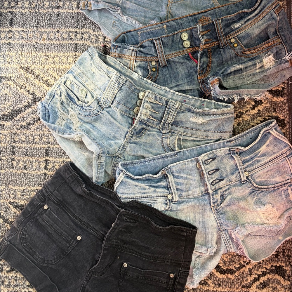 Almost Famous Women's Jean Denim Shorts Black Blue size 3 Excellent Condition